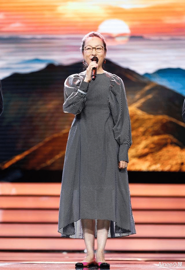 燃脂|奚美娟难得高调一回，黑色裙装配芭比粉口红，奶油腿让年轻人羡慕