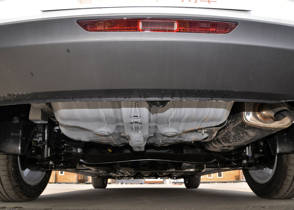 「长安逸动」6万多的长安逸动，颜值担当，车内配双联大屏，有它还开摩托车？