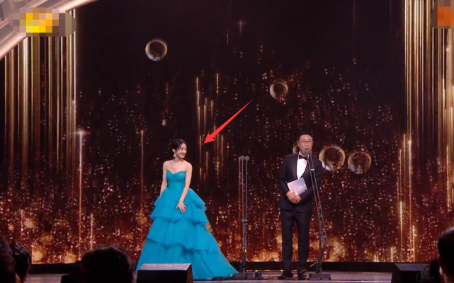 赵丽颖|没见过世面多可怕？赵丽颖颁奖闹笑话，惹台下一片唏嘘，宋佳表情最亮眼！