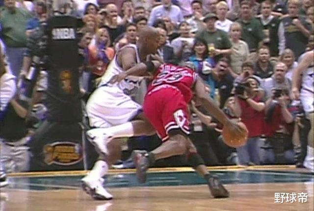 卡尔·马龙▲97马龙多强?首轮打爆大梦,西决30+10横扫湖人,可惜决赛输给了乔丹