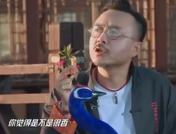 【王一博】汪涵哄王一博吃竹虫，博哥鼓起勇气尝试后，他的表情让人心疼又好笑