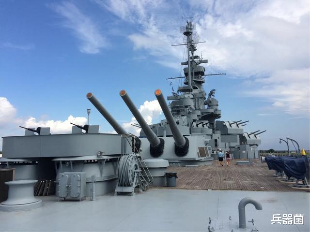 战列舰@明明钢材更坚固，为何以前的战列舰甲板要用木材来铺设？