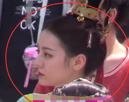 『迪丽热巴』什么才叫做女主脸？当热巴赵露思同框时被抓拍，瞬间就明白了