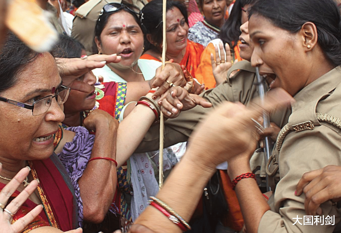 印度|印度警报突然响起!大量公交车遭“血洗”,场面一度很壮观