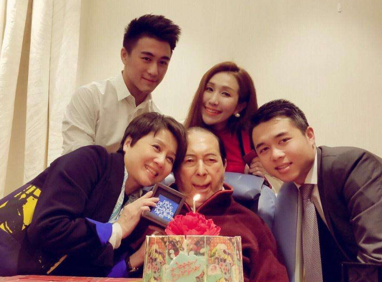 何鸿燊■一代赌王何鸿燊高龄99岁,仍然身强体健,他的保养方法普通人学不来