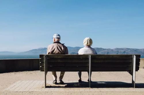67歲再婚女人哭訴：男人退休金一萬，但還是做瞭六年的免費保姆。-圖2