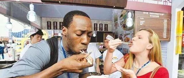 馄饨@美国夫妇来中国，咬牙点了碗馄饨，不料结账时却迷茫了：没搞错？