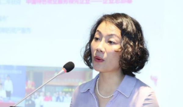 秘书|中国最贵女秘书:年薪849万,年终奖1000万,比刘强东还高!