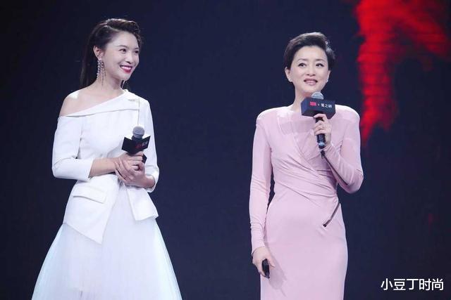 栗坤|栗坤也太美了吧！一袭“鲜花”连衣裙配齐肩短发，被笑容迷倒了