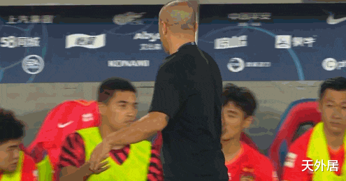 卡纳瓦罗|卡纳瓦罗赛后情绪大失控！猛拍替补球员较劲，4大归化去哪了？