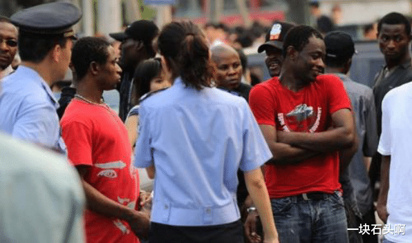 [留学生]“反歧视抗议”终于还是波及中国，黑人留学生表态：树立弗洛伊德雕像！