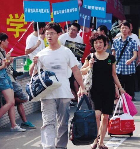 |大一新生入学后，父母该给多少“生活费”合适？可怜天下父母心