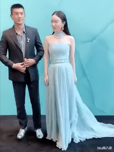 『杜江』霍思燕到底有多保守？当杜江为她整理裙子的那刻，瞬间成全场焦点