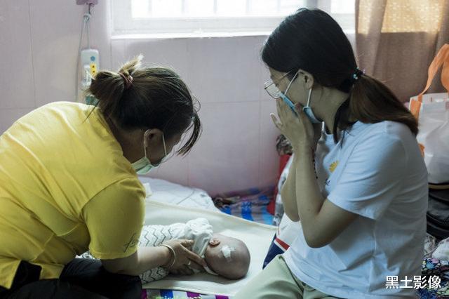 『医生』22岁女孩曾被医生判定无法生育，如今拼命产下双胞胎，却发现悲剧了