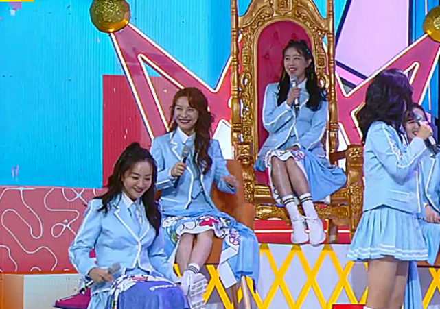 #吴昕#吴昕沿用了在快乐大本营中的习惯，在别的节目中也是同样的坐姿，低调又圈粉