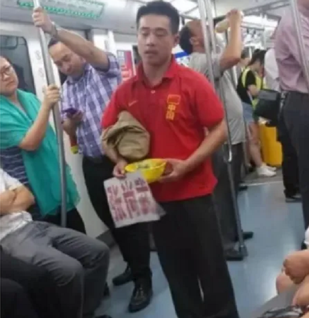【金牌】还记得当年的“世界冠军”吗？如今却在街头卖艺，100块卖掉金牌只为吃泡面
