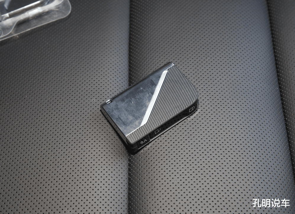 「领克05」“小X6”领克05上市，254马力，钥匙如火机！内饰也很拽