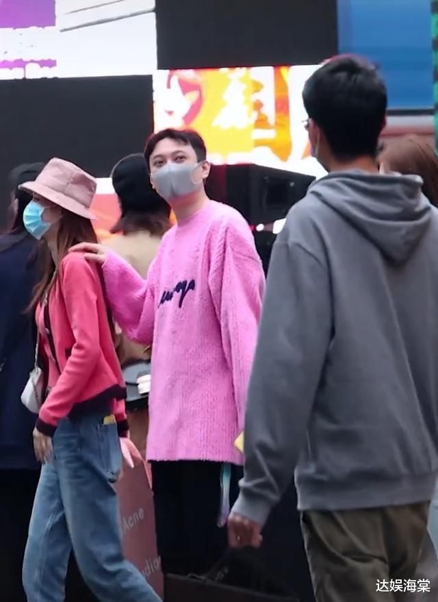 王思聪|王思聪携两位美女出街，骚粉色毛衣尽显调皮，得知价格和款式：会玩