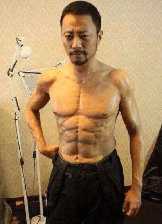 影帝|同样是影帝演硬汉，一位花9个月练一身真，一位花30万贴一身假！