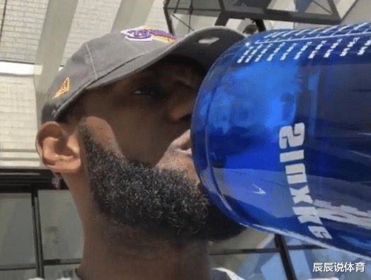 勒布朗·詹姆斯:詹姆斯每次训练时喝的大瓶蓝色水是啥?知道价格后的球迷:有钱了我也喝这个!