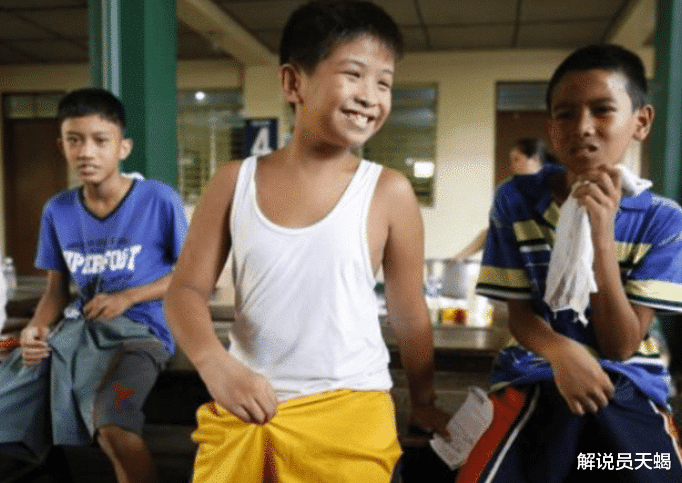 『菲律宾』菲律宾男孩的“成年礼”, 成熟男人的标志，手起刀落成就“男子汉”