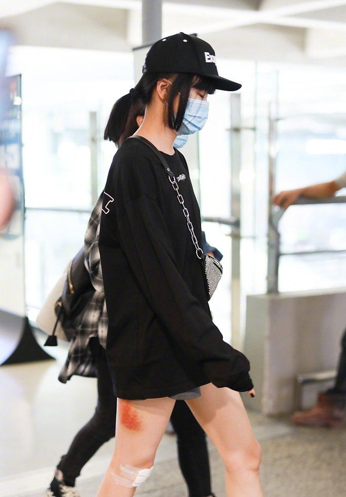 黄龄|黄龄音乐节摔倒，哭着道歉，仍坚持唱歌，承办方：风沙太大？？？