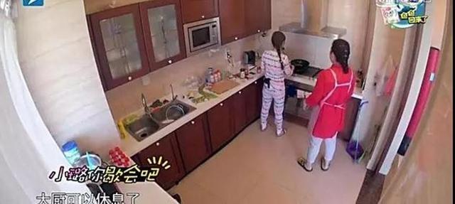 贾乃亮▲贾乃亮李小璐离婚首同框，画面温馨被喊复合，真应验刘嘉玲的话？