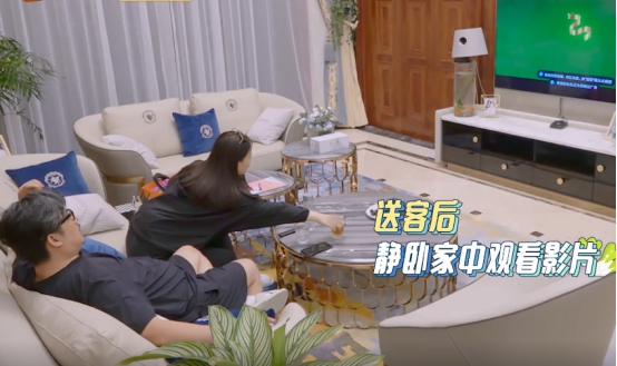 李湘|李湘真能装！在家戴墨镜和王岳伦吃轻食晚餐，看清食物：有钱真好