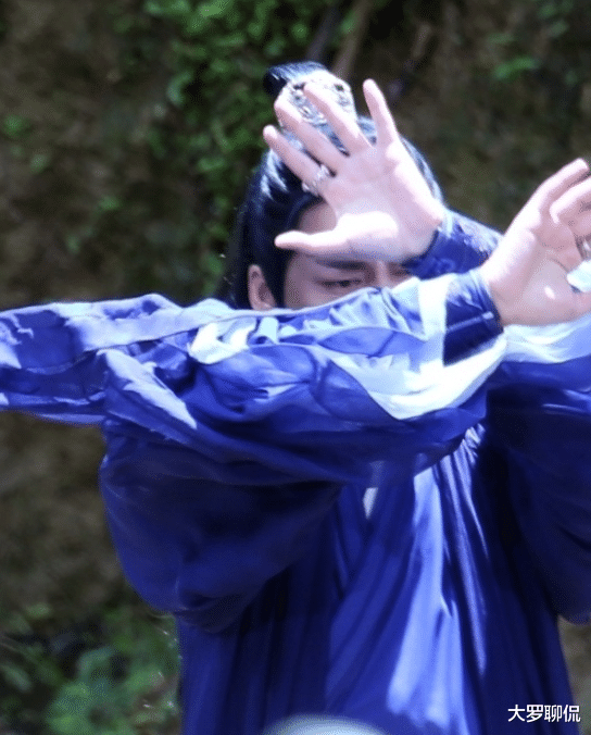 『李易峰』李易峰终于再演古装剧，新剧造型比“张小凡”还仙，女主还是老熟人