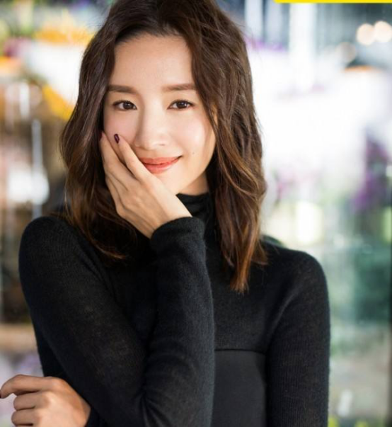 发型|董洁还用装嫩?黑色T恤搭配一条牛仔裙,看起来就跟二十几岁一样