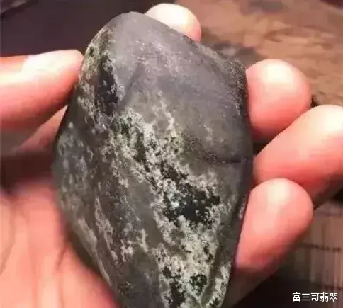 钱币|玩翡翠赌石，一定要知道怎么看“油性”，行家解密