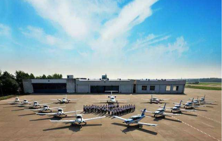 [中国民航飞行学院]中国最大的大学：总面积一万七千亩，学校拥有五个机场