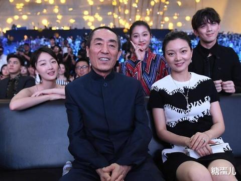 刘嘉玲▲张艺谋老婆跟刘嘉玲合影，气质不在同个层次，只得穿白裙扮清纯！