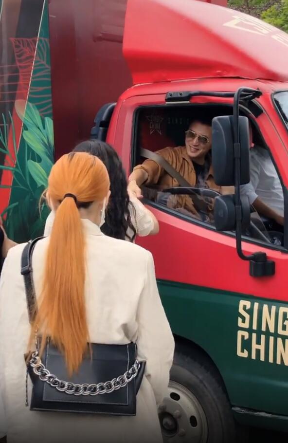 谢霆锋|谢霆锋现身武汉海选，路边买鸭脖让助理买单，热情为粉丝签名！