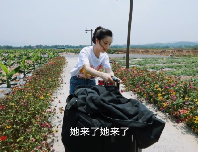 薇娅：薇娅做客向往的生活，何老师拥抱欢迎，谁注意张子枫的举动？