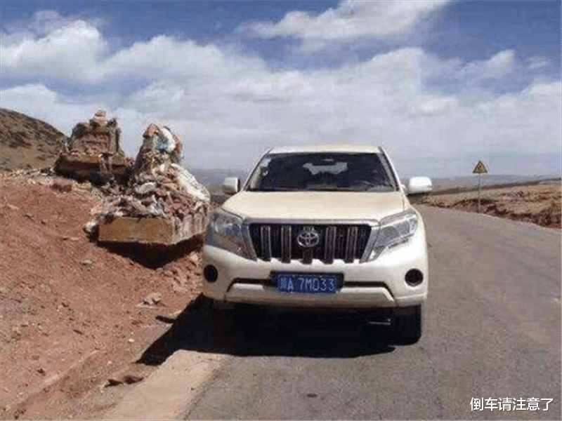 川藏公路|川藏线上的废弃豪车，为何没人敢捡？当地人：捡了就是“傻大头”！