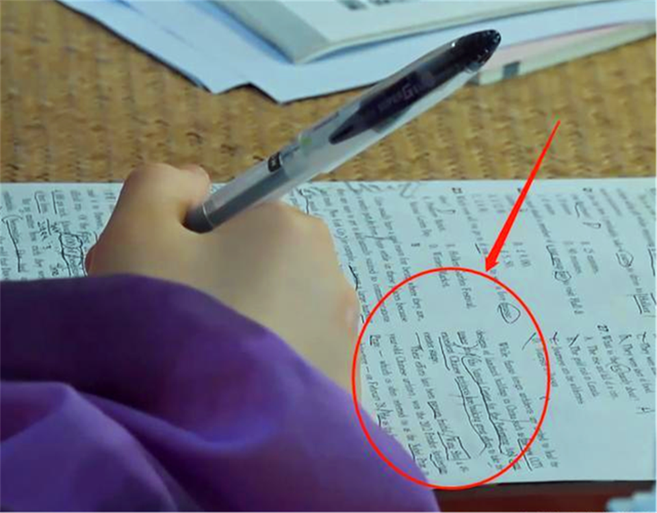 【】张子枫上节目都不忘学习，复习功课姿态认真，课本上笔记密密麻麻