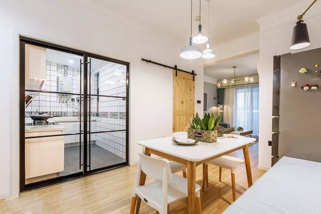 |新房装修只刷大白墙不吊顶，晒到朋友圈，却分分钟被赞爆了