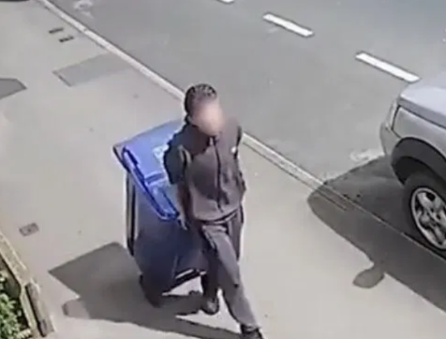 英国英鸟|头皮发麻！英少年大白天拖垃圾箱逛大街，谁都不知里面装了具尸体