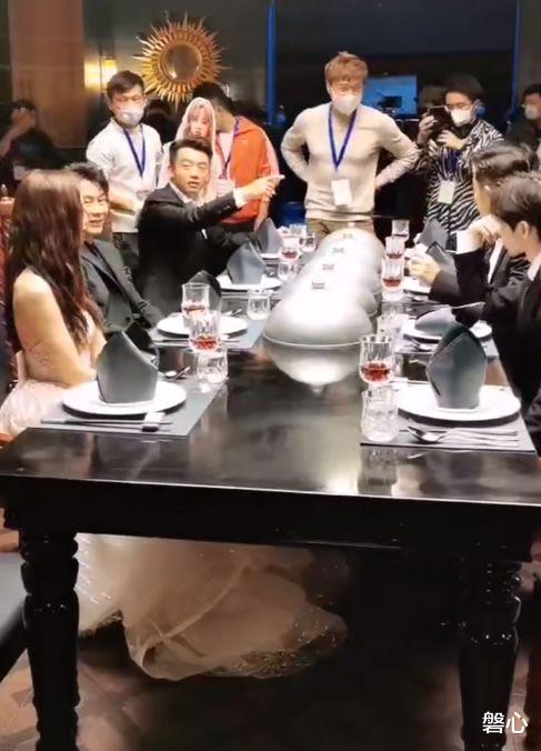 奔跑吧兄弟▲跑男8首次聚餐,看清楚baby的鞋跟有多高后:这才是女MC的体面