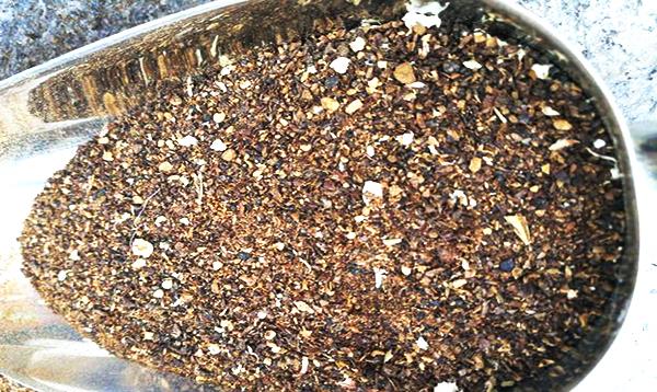 饵料|野钓老手推荐:用酒糟加牛粪做窝料,半小时就发窝,不愁没鱼钓