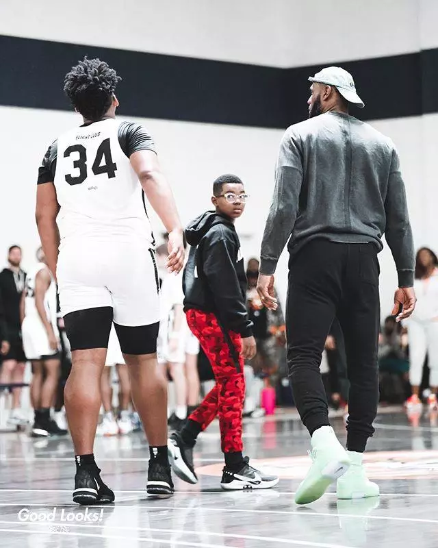 #杰克逊#锡安在他面前秒变小弟!才15岁啊就这身板