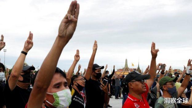泰國抗議活動：激進分子挑戰君主制，高呼人民萬歲-圖3