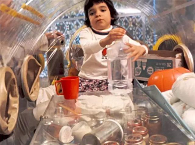 小志的历史观点|“泡泡男孩”：12岁才走出隔离罩，在死亡前第一次触摸到了妈妈