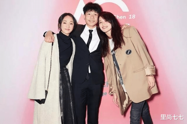 陈坤|陈坤儿子女友正脸曝光！穿情侣装一起打高尔夫，准公公忙来点赞