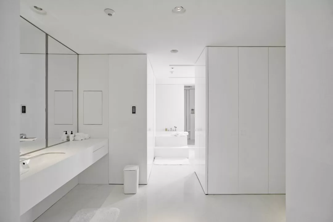 洁癖小哥的200㎡独居豪宅：智能控制家里一切，连狗都是电子的