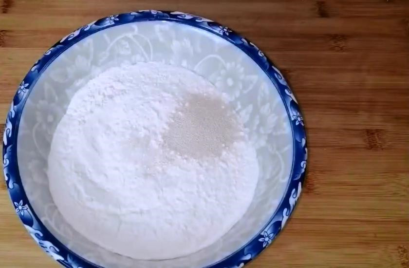 面粉：多层酥火烧做法特别简单，酥的掉渣特别好吃，新手也能零失败