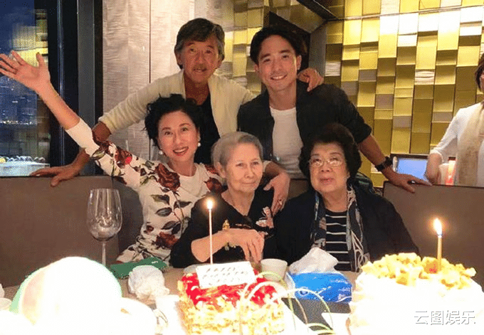 「林子祥」林子祥35岁儿子近照，留大妈款卷发难掩帅气，五官俊秀更胜老爸