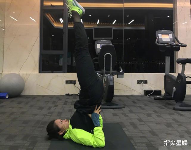 张歆艺|张歆艺和袁弘同框秀恩爱，她瘦身成功现尖下巴，却被吐槽是女壮士