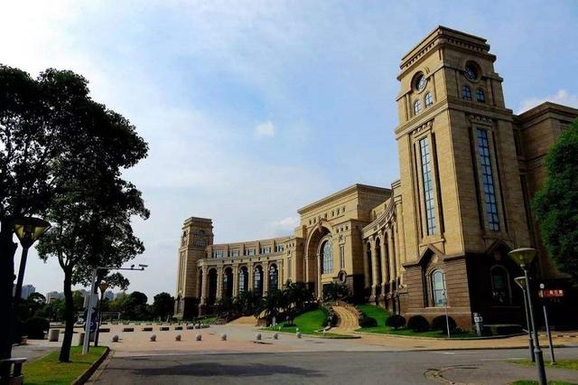 『陈果』陈果：从网红教师到“万人炮轰”，央视上将“耄耋”读成“毛至”